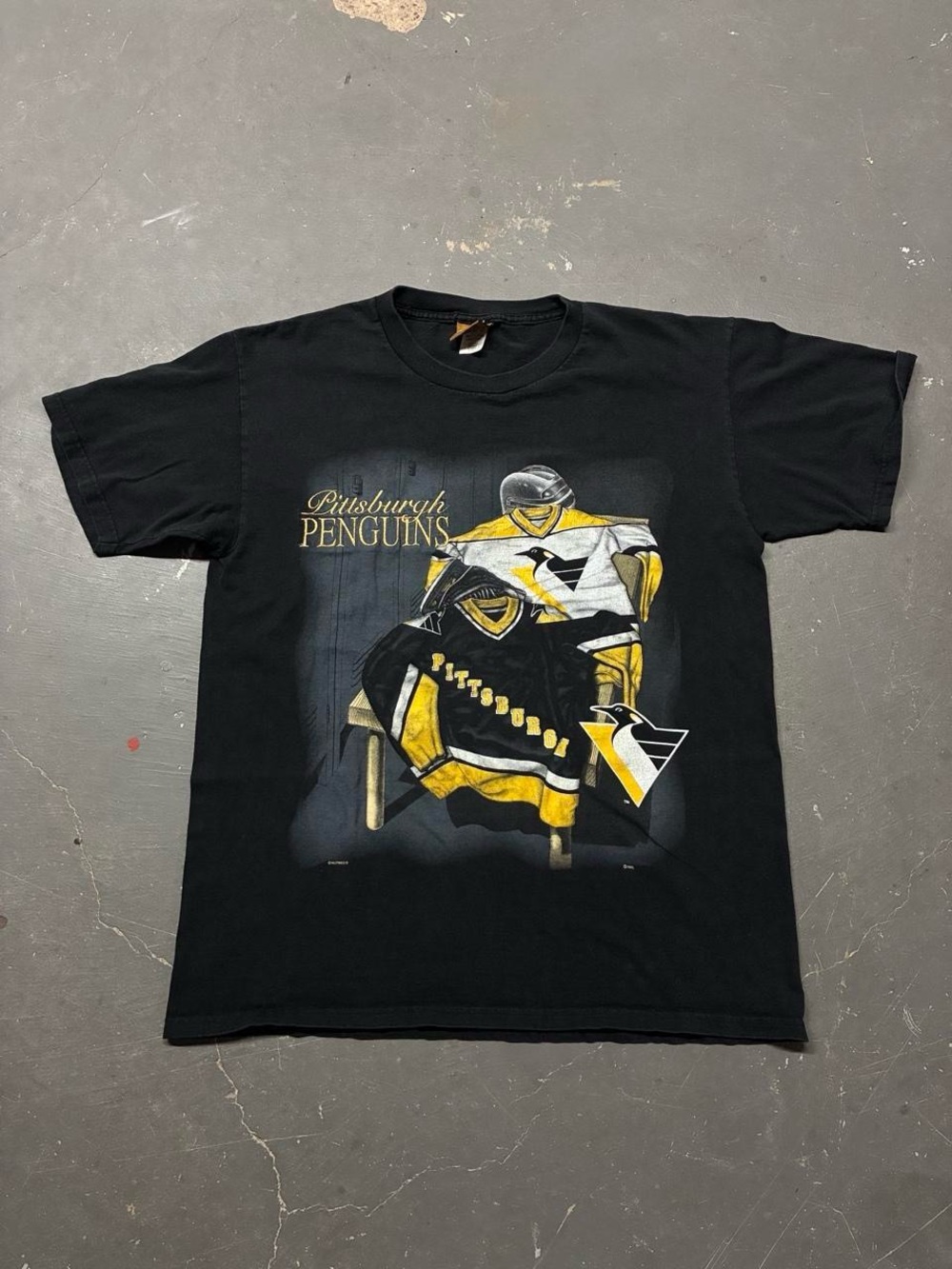 Vintage 1990s black Pittsburgh Penguins Tshirt Men’s Large Nutmeg Embroidered
